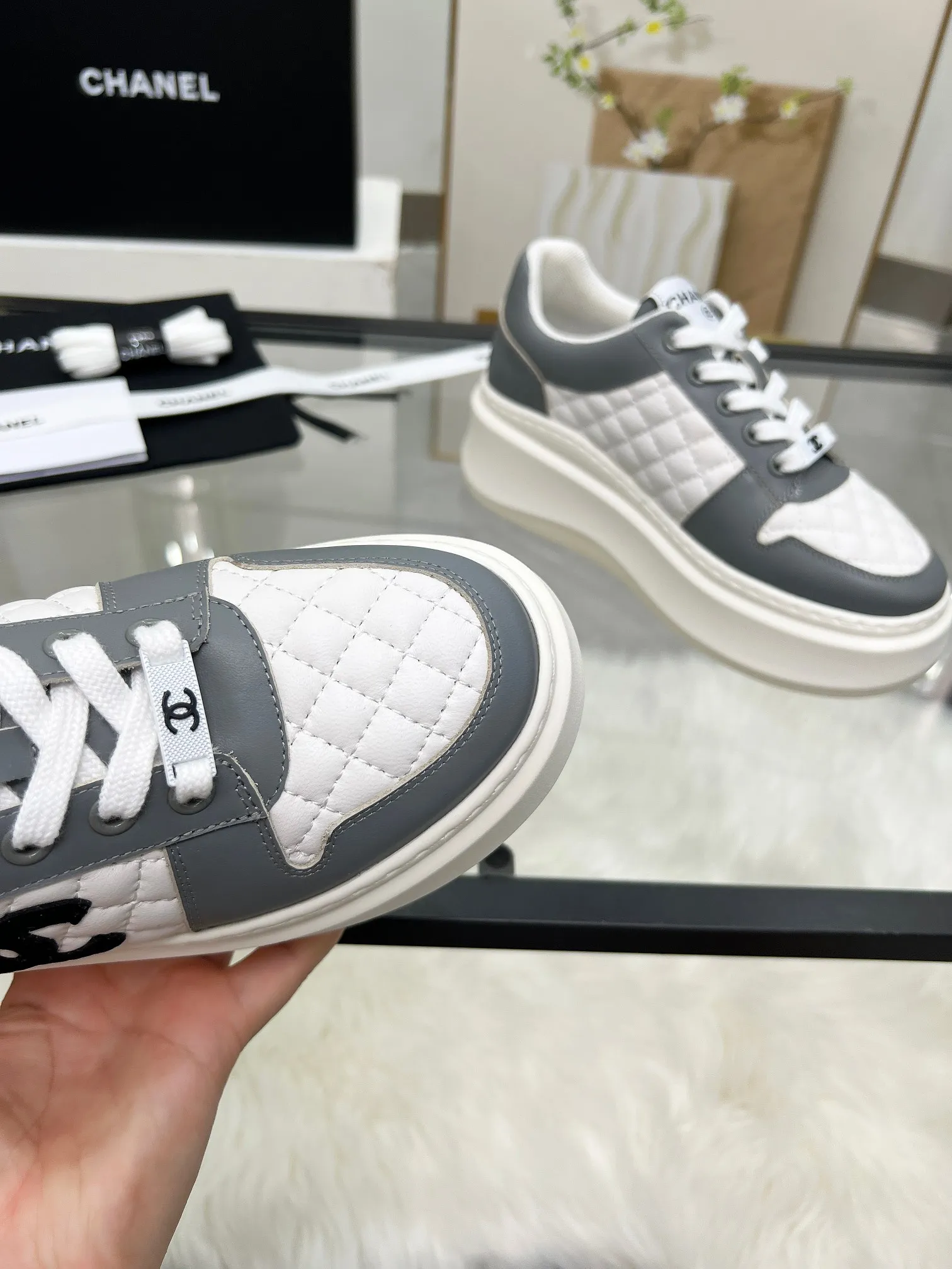 👟👟Ex-factory price 480👟👟 CHANEL 25C spring and summer new sports shoes official website is available at the same time ❤️ Counter out-of-stock kings. Major bloggers are recommending new styles on social days. This season’s new styles are simply eye-catching and look great on the feet. The casual casual sports style is refreshing and natural, interpreting Chanel’s fashionable femininity. The overall customization makes all sports models on the market at that time obsolete. This series is now available for sale! The upper is made of custom imported pebbled calf leather ➕ custom frosted calf leather. The lining is made of original one-to-one professionally customized mesh. Hardware accessories. Original full set of molds (not common in the market). Original custom molded TPU combination outsole. Height 4 cm. Women's size 35-39.